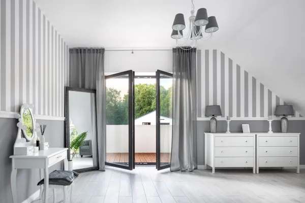 vorhänge. schräge decke