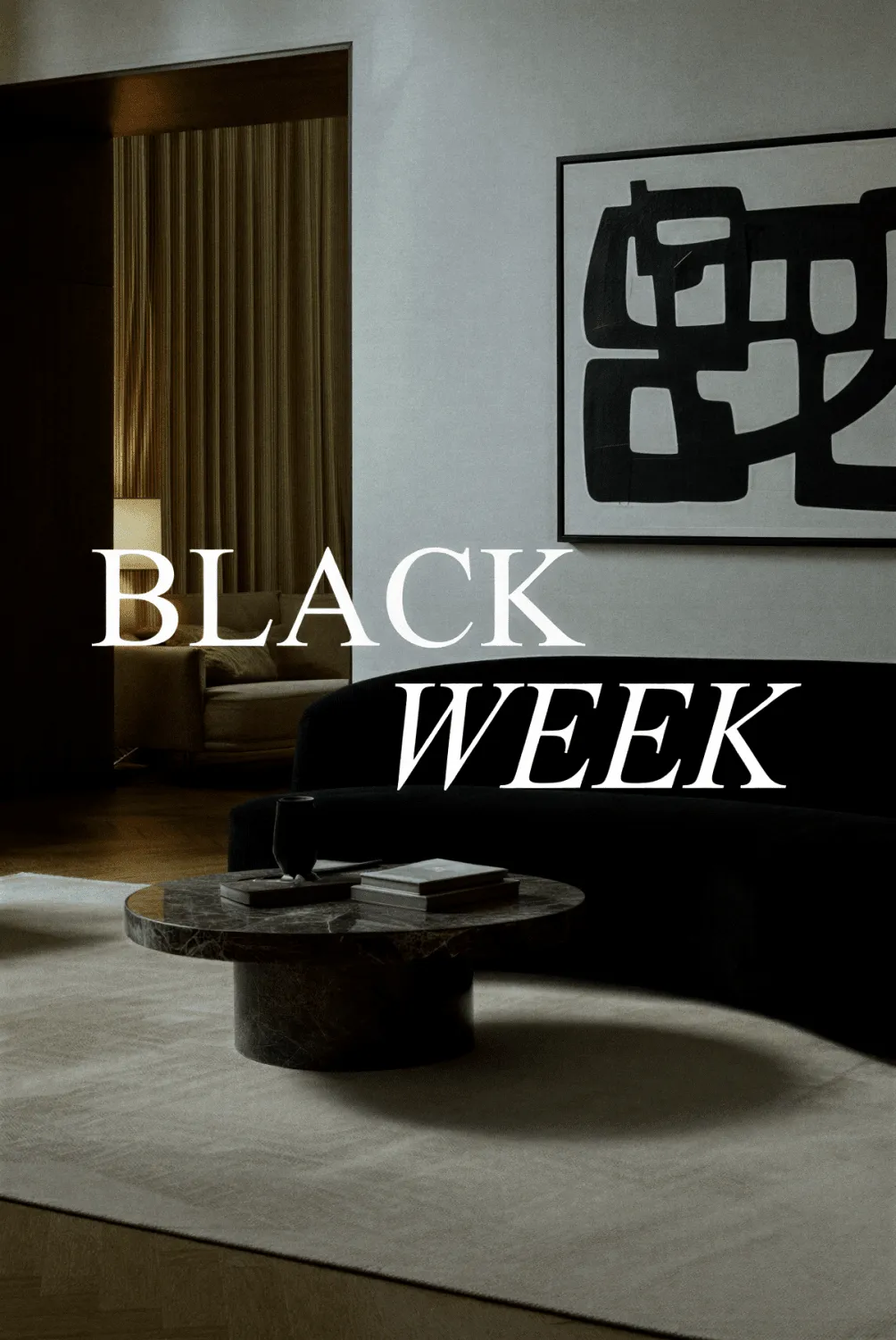 Eleganter, weicher Hochflorteppich in warmen Herbsttönen, der dem Wohnzimmer ein einladendes und stilvolles Ambiente verleiht.