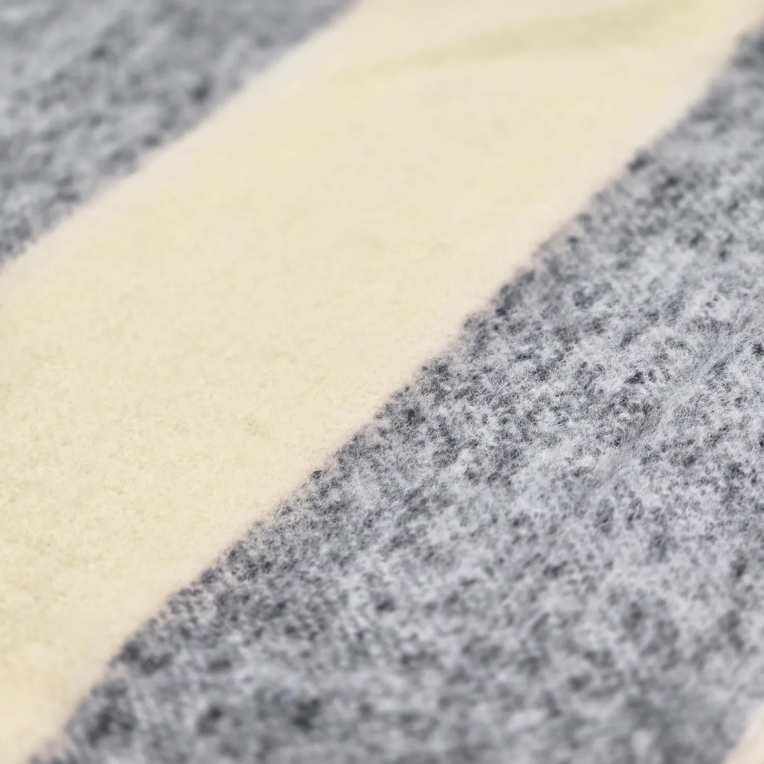Decken - Wolldecke im Mischgewebe - Beatriz Stripe (schwarz/weiß)